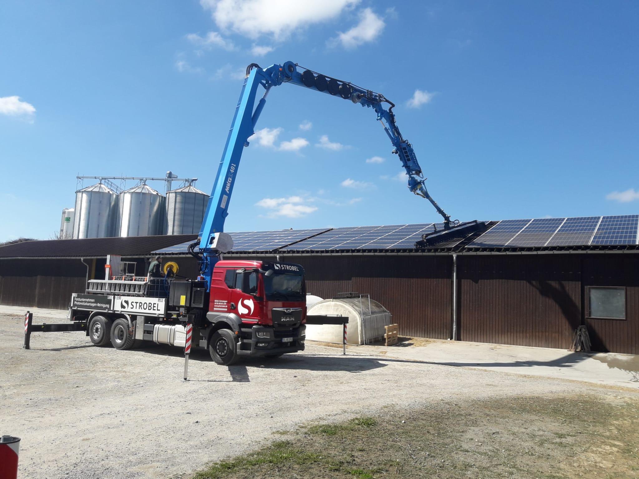 Solardachreinigung Aufnahme mit einer Drohne während dem Prozess